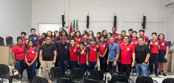 Alunos da Escola Prefeito Antônio Pereira de Araújo visitam Câmara Municipal de Monte Alegre